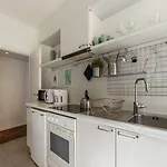 Guesthost - Fontana Di Trevi Design Apartament